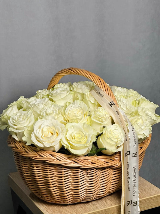 51 біла троянда у кошику